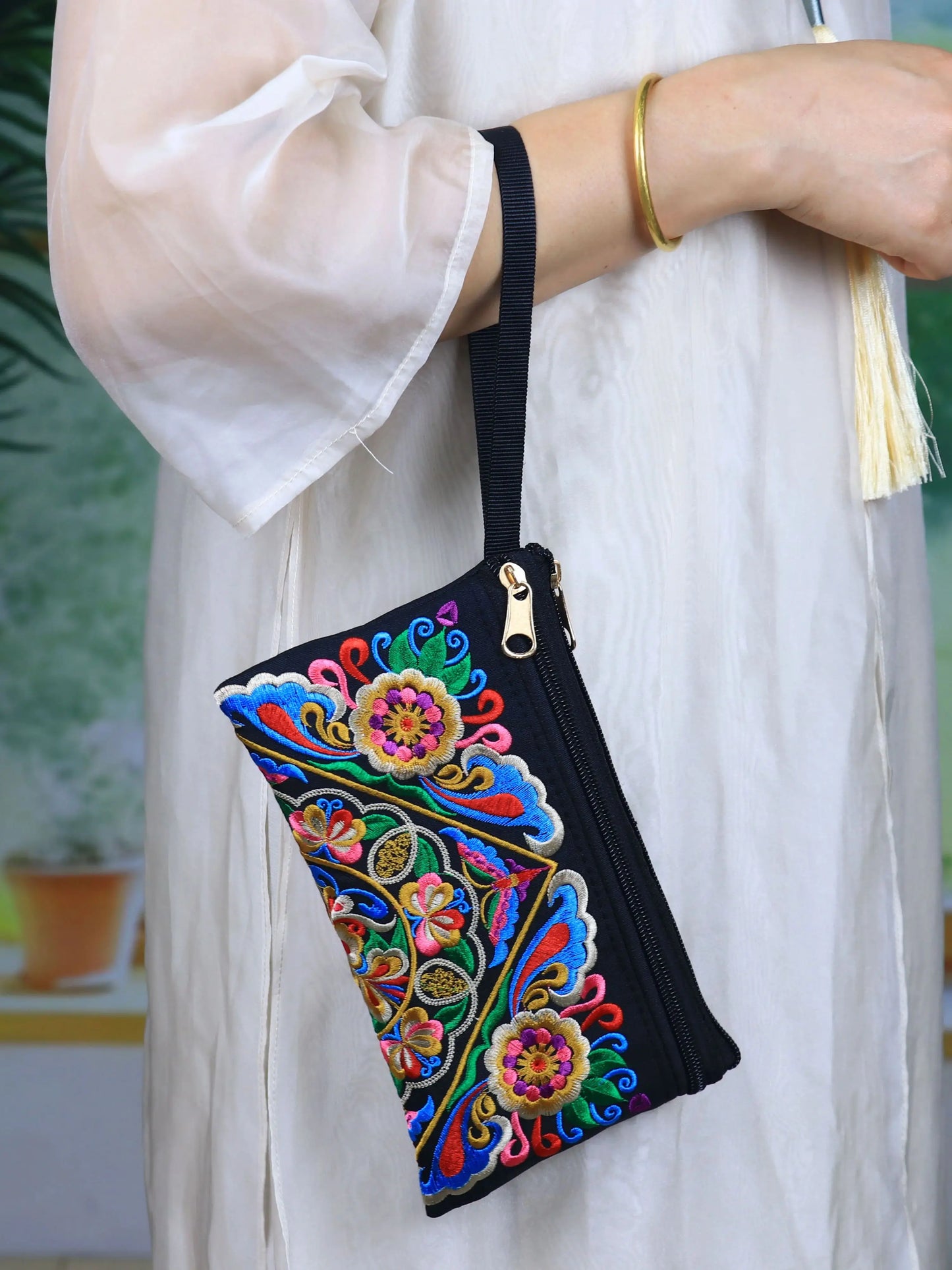 Ethnic style embroidered handbag, mobile phone bag, coin purse, fashionable and casual ladies